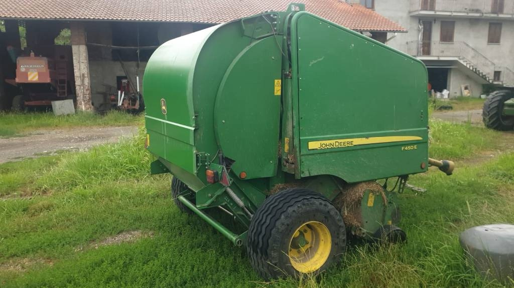 John Deere F 450  - Presse à balles rondes: photos 1 John Deere F 450  - Presse à balles rondes: photos 1