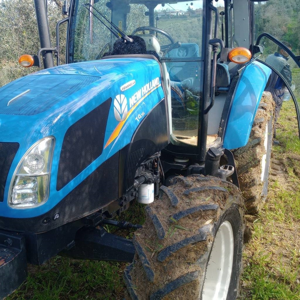 New Holland T 4.55 - Tracteur agricole: photos 5 New Holland T 4.55 - Tracteur agricole: photos 5