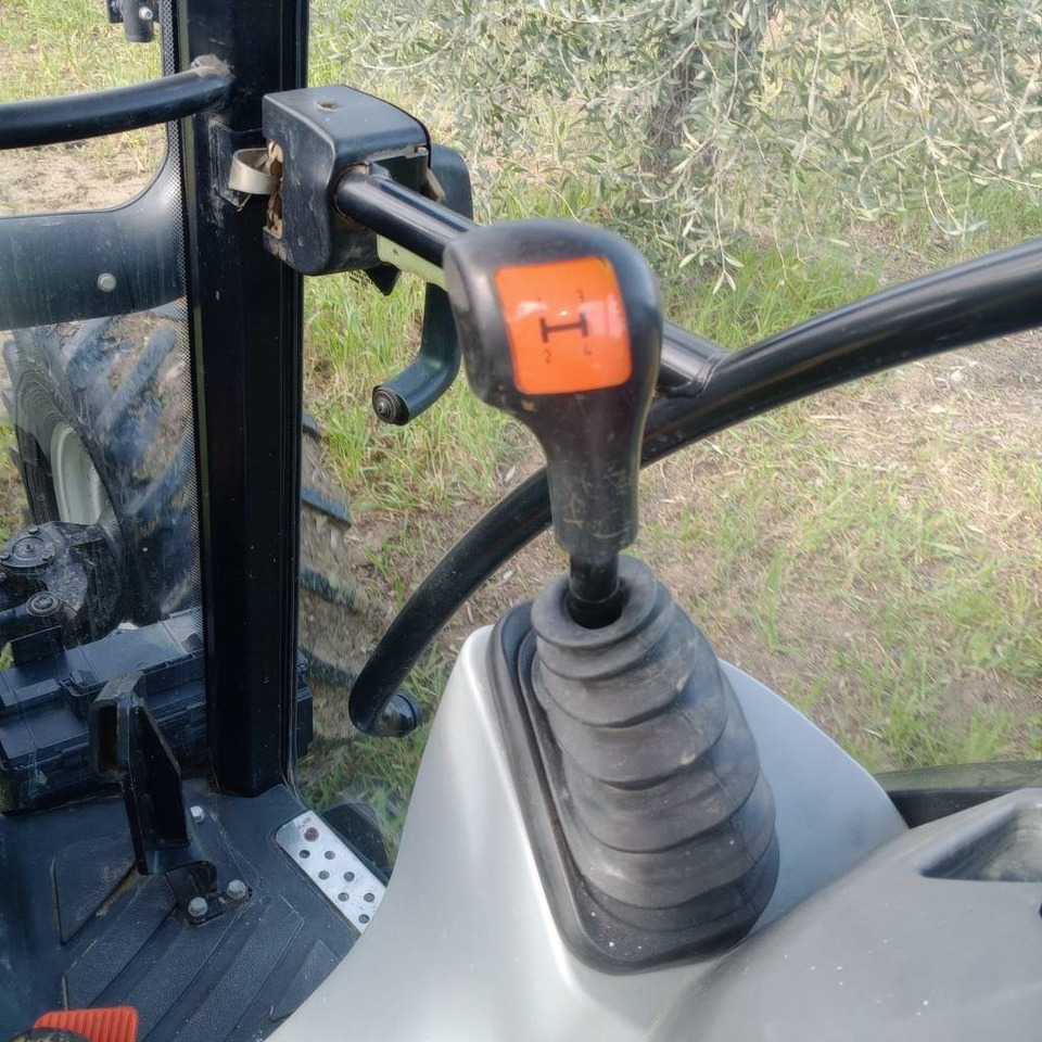 New Holland T 4.55 - Tracteur agricole: photos 4 New Holland T 4.55 - Tracteur agricole: photos 4