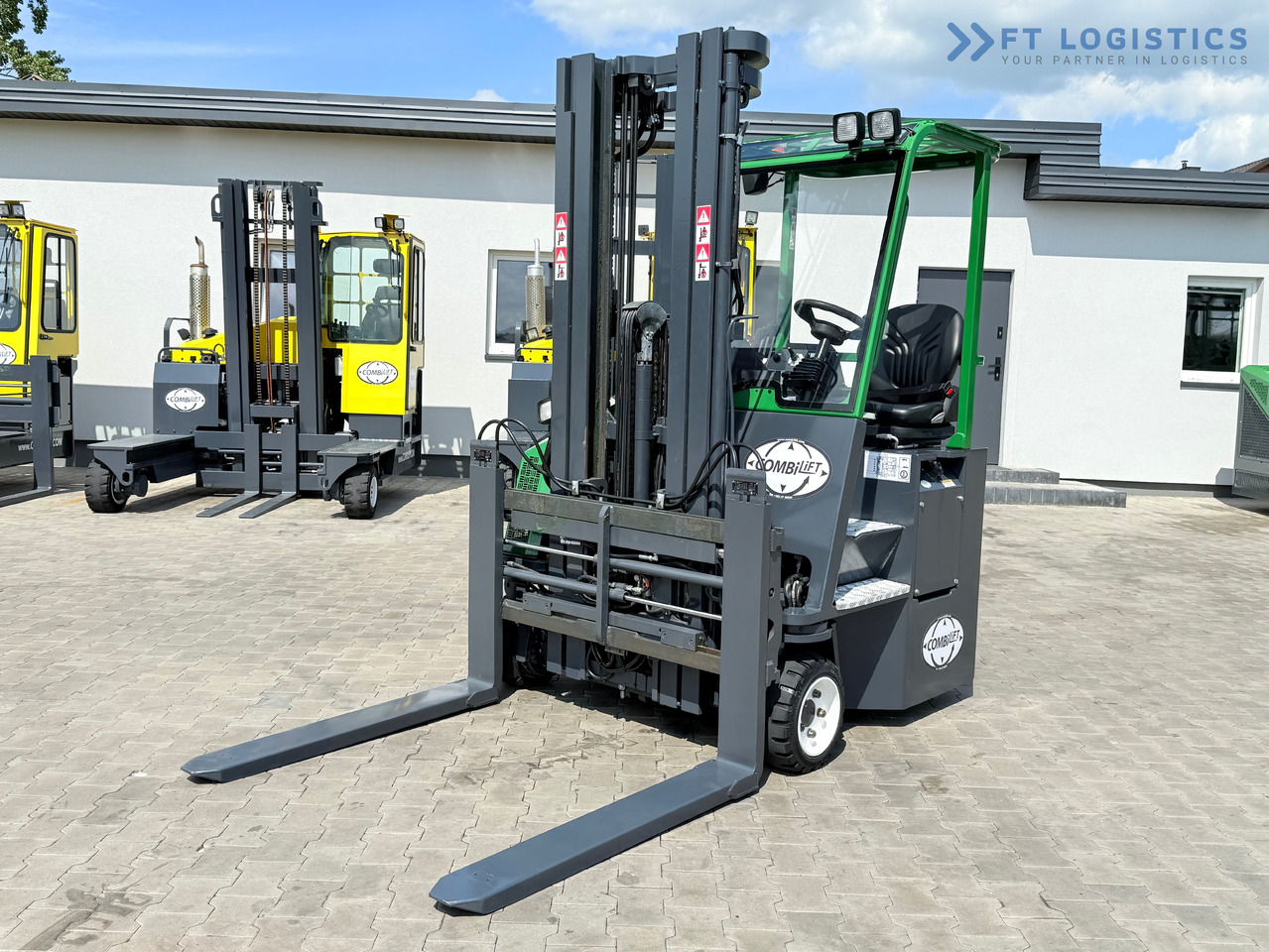 COMBILIFT CB2500 / DIESEL / EXTENDABLE FORKS / TRIPLEX / 5500MM / FREE LIFT / SIDE SHIFT / FORK POSITIONER / LIKE NEW - Chariot multidirectionnel: photos 2 COMBILIFT CB2500 / DIESEL / EXTENDABLE FORKS / TRIPLEX / 5500MM / FREE LIFT / SIDE SHIFT / FORK POSITIONER / LIKE NEW - Chariot multidirectionnel: photos 2