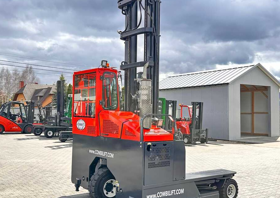 Combilift C4000 / DIESEL / TRIPLEX / 8400MM / FREE LIFT / SIDESHIFT / LIKE NEW - Chariot multidirectionnel: photos 5 Combilift C4000 / DIESEL / TRIPLEX / 8400MM / FREE LIFT / SIDESHIFT / LIKE NEW - Chariot multidirectionnel: photos 5