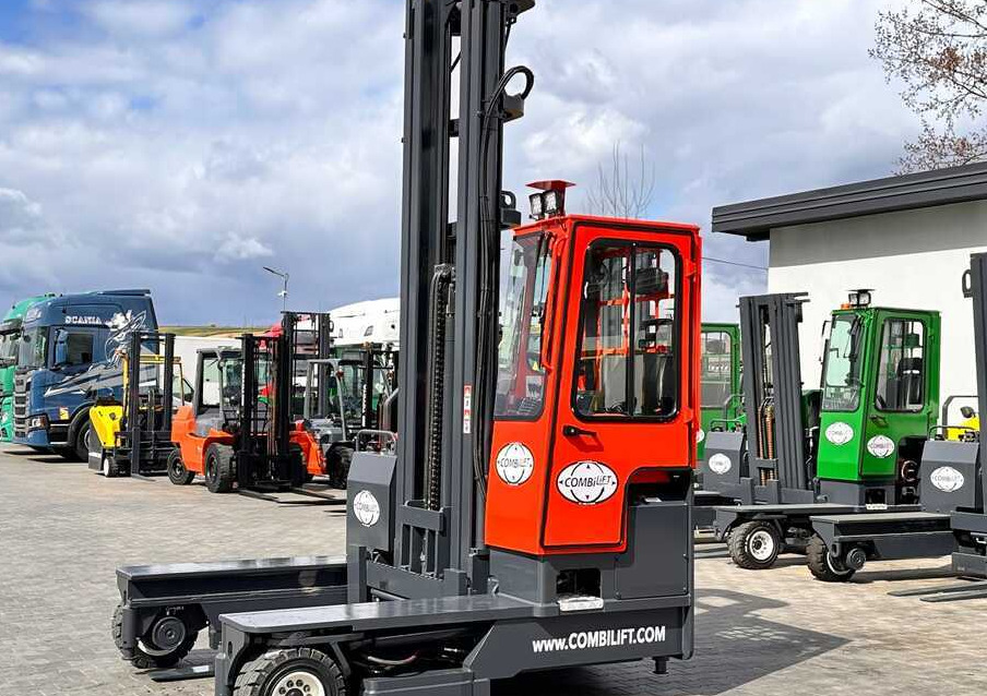 Combilift C4000 / DIESEL / TRIPLEX / 8400MM / FREE LIFT / SIDESHIFT / LIKE NEW - Chariot multidirectionnel: photos 1 Combilift C4000 / DIESEL / TRIPLEX / 8400MM / FREE LIFT / SIDESHIFT / LIKE NEW - Chariot multidirectionnel: photos 1