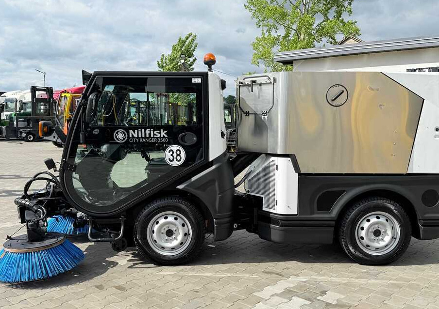 Nilfisk Nilfisk City Ranger 3500 – Articulated Municipal Sweeper | Year 2017 | On - Balayeuse de voirie: photos 2 Nilfisk Nilfisk City Ranger 3500 – Articulated Municipal Sweeper | Year 2017 | On - Balayeuse de voirie: photos 2