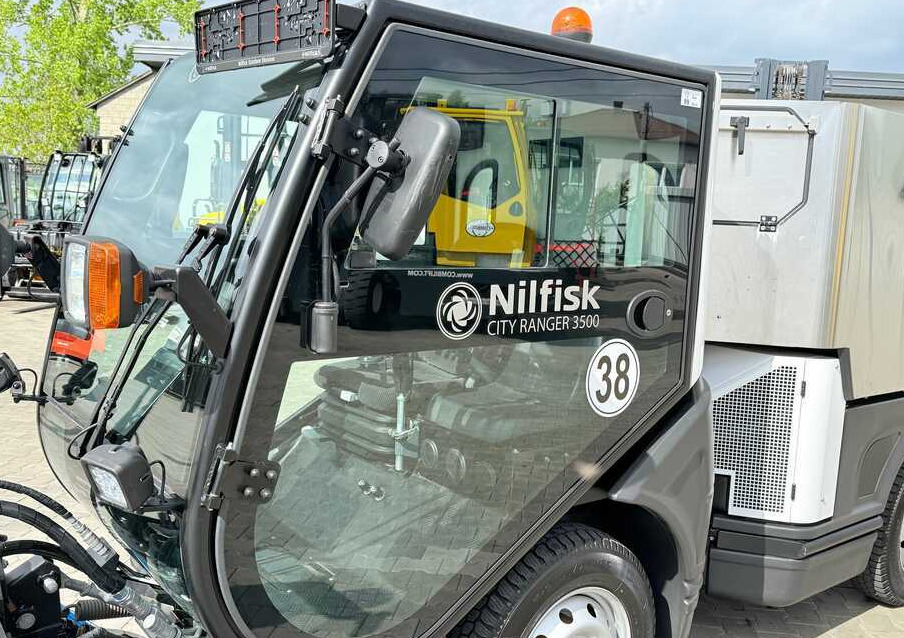 Nilfisk Nilfisk City Ranger 3500 – Articulated Municipal Sweeper | Year 2017 | On - Balayeuse de voirie: photos 4 Nilfisk Nilfisk City Ranger 3500 – Articulated Municipal Sweeper | Year 2017 | On - Balayeuse de voirie: photos 4