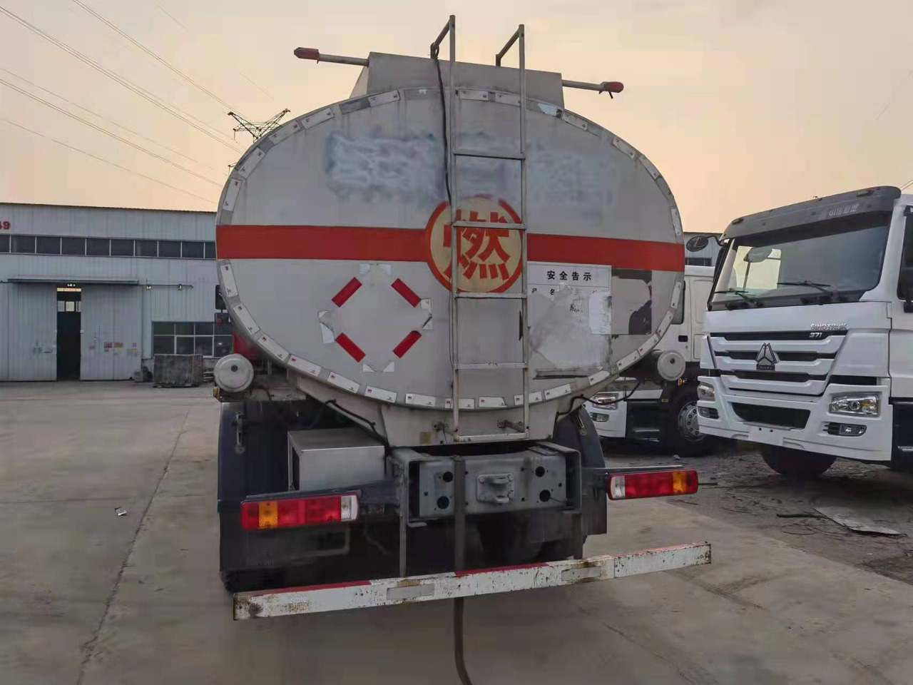 HOWO 20 cubic meters - Camion citerne: photos 4 HOWO 20 cubic meters - Camion citerne: photos 4