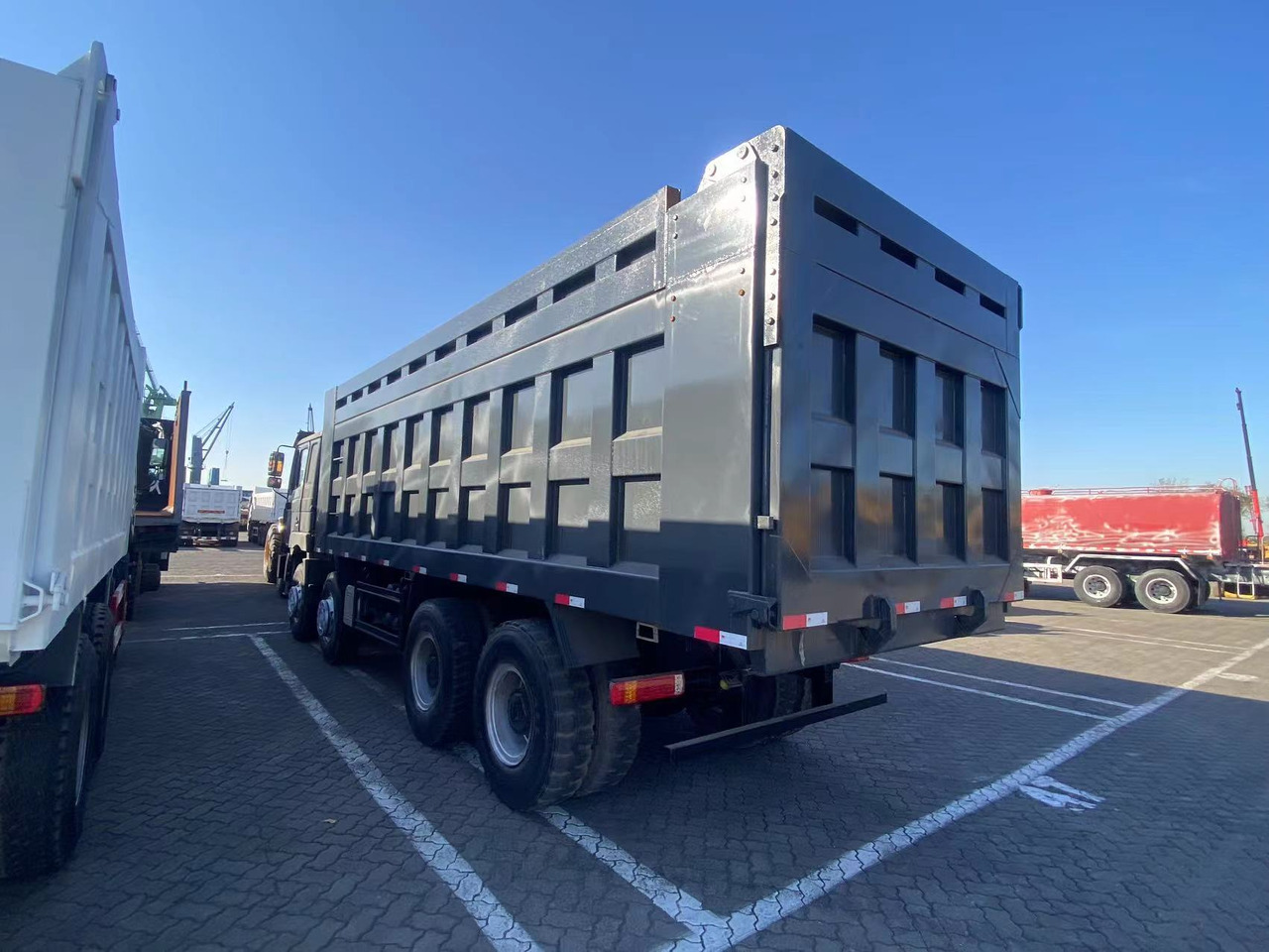 SHACMAN Shacman F3000 8*4 dump truck - Camion benne: photos 3 SHACMAN Shacman F3000 8*4 dump truck - Camion benne: photos 3