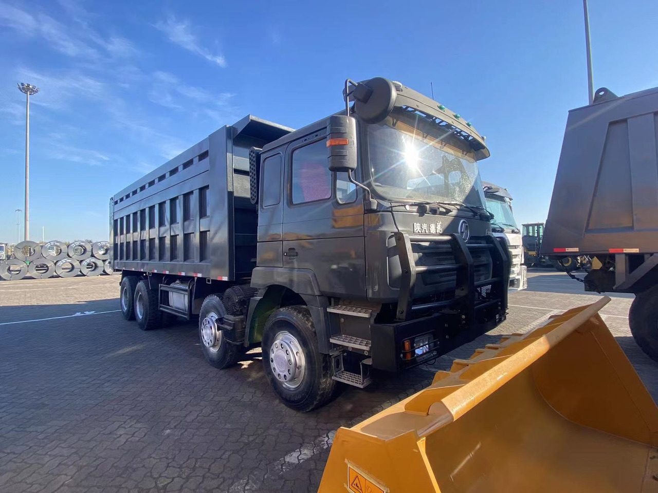 SHACMAN Shacman F3000 8*4 dump truck - Camion benne: photos 4 SHACMAN Shacman F3000 8*4 dump truck - Camion benne: photos 4