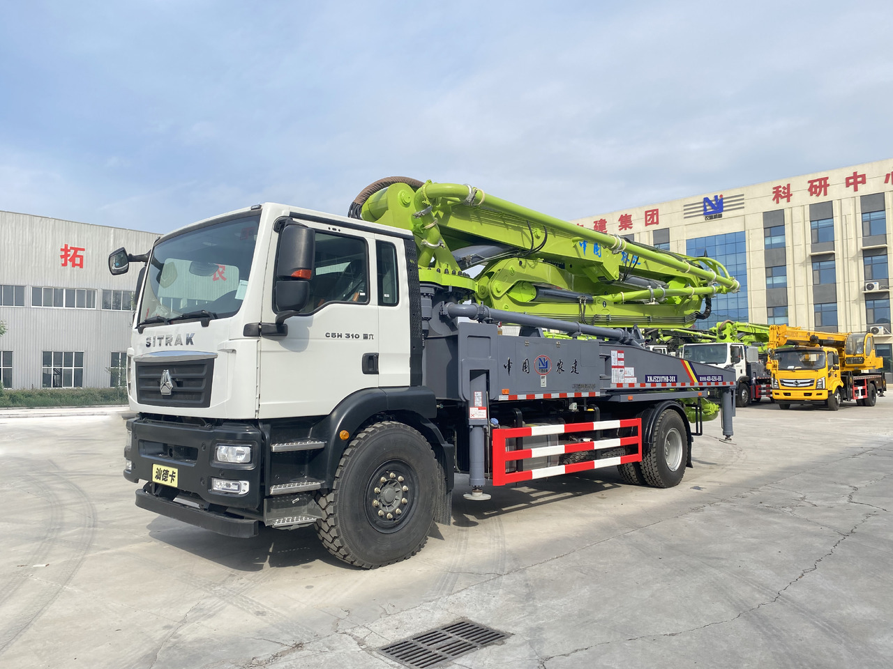 SITRAK 4×2, ZLJ5230THB - Camion malaxeur pompe: photos 2 SITRAK 4×2, ZLJ5230THB - Camion malaxeur pompe: photos 2