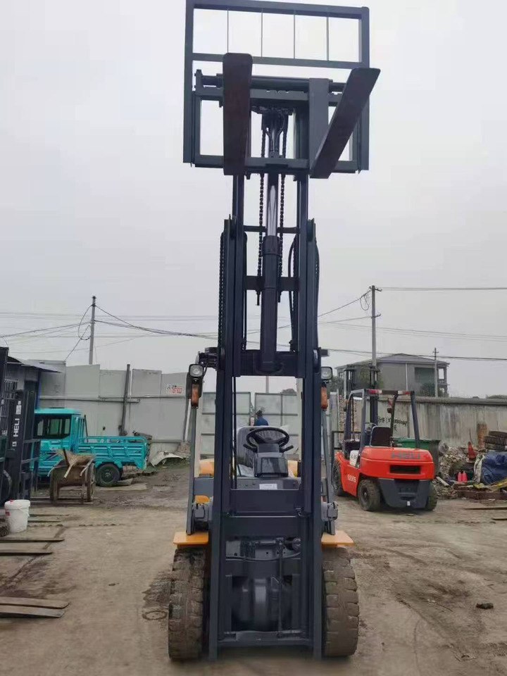 TCM 5 TONS 2 stages - Chariot élévateur diesel: photos 4 TCM 5 TONS 2 stages - Chariot élévateur diesel: photos 4