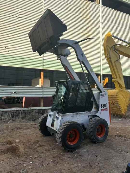 Second Hand BOBCAT S300 Skid-steer Loader with Very Good Performance Is for Sale at a Low Price - Mini chargeuse: photos 5 Second Hand BOBCAT S300 Skid-steer Loader with Very Good Performance Is for Sale at a Low Price - Mini chargeuse: photos 5