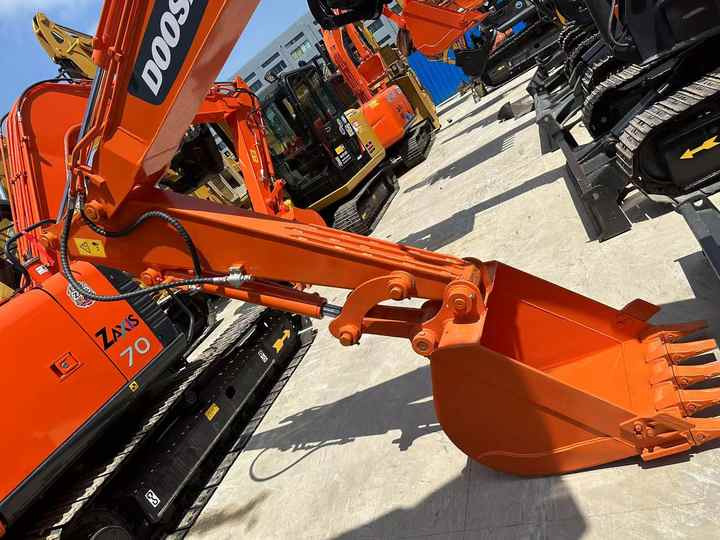 Used Excavator Doosan DX55 Excavators Mini Equipment Earth Moving Machinery Doosan Digger Excavator for Sale - Pelle sur chenille: photos 5 Used Excavator Doosan DX55 Excavators Mini Equipment Earth Moving Machinery Doosan Digger Excavator for Sale - Pelle sur chenille: photos 5