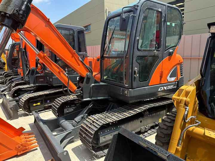 Used Excavator Doosan DX55 Excavators Mini Equipment Earth Moving Machinery Doosan Digger Excavator for Sale - Pelle sur chenille: photos 2 Used Excavator Doosan DX55 Excavators Mini Equipment Earth Moving Machinery Doosan Digger Excavator for Sale - Pelle sur chenille: photos 2