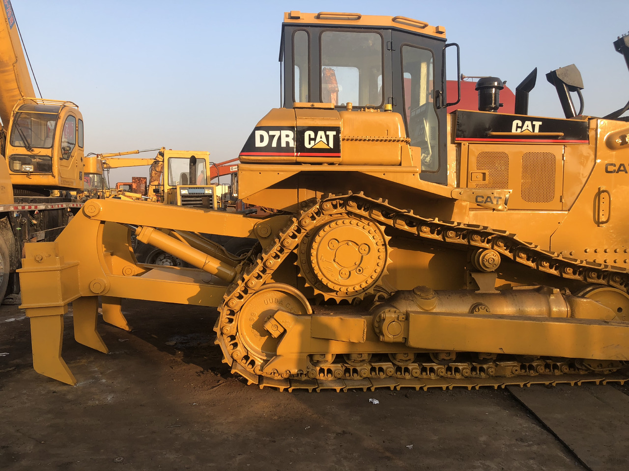 Used bulldozer CAT D7R high quality hotsale - Bulldozer: photos 5 Used bulldozer CAT D7R high quality hotsale - Bulldozer: photos 5