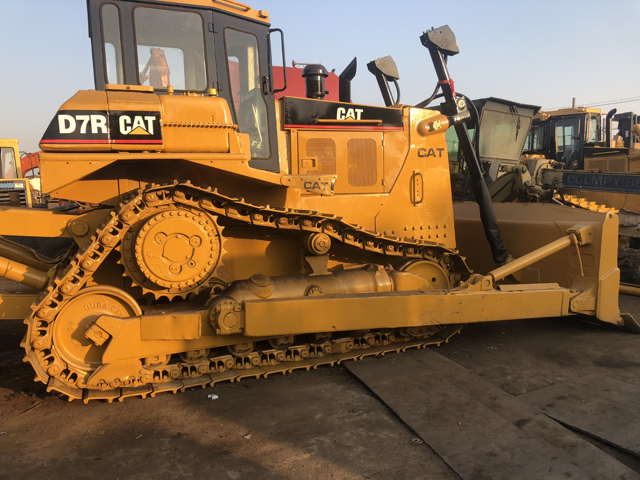 Used bulldozer CAT D7R high quality hotsale - Bulldozer: photos 4 Used bulldozer CAT D7R high quality hotsale - Bulldozer: photos 4