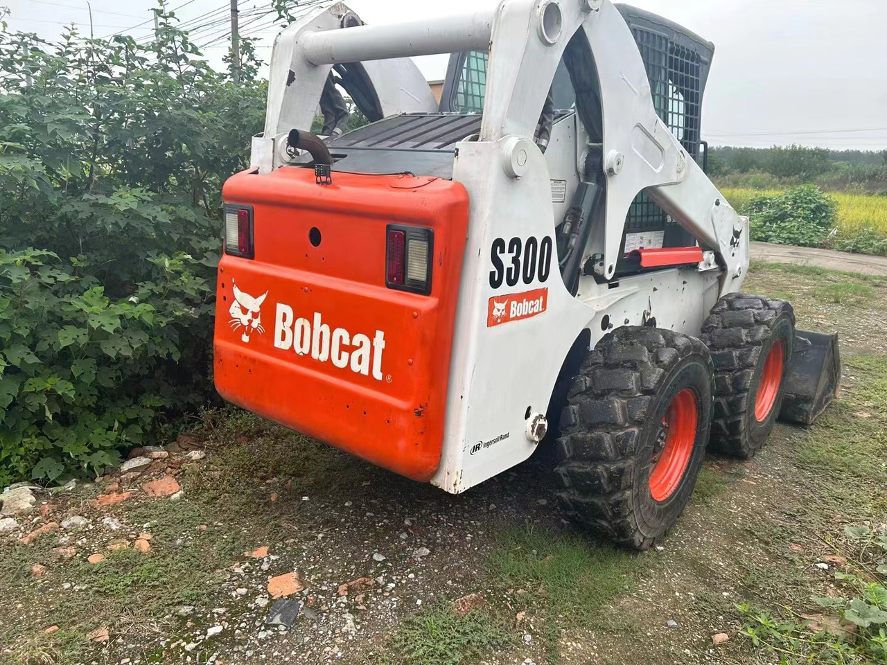 BOBCAT S300 - Mini chargeuse: photos 2 BOBCAT S300 - Mini chargeuse: photos 2