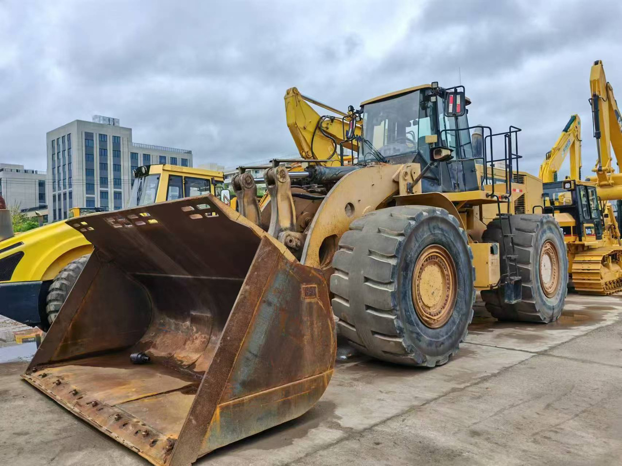 CATERPILLAR 986H - Chargeuse sur chenilles: photos 2 CATERPILLAR 986H - Chargeuse sur chenilles: photos 2