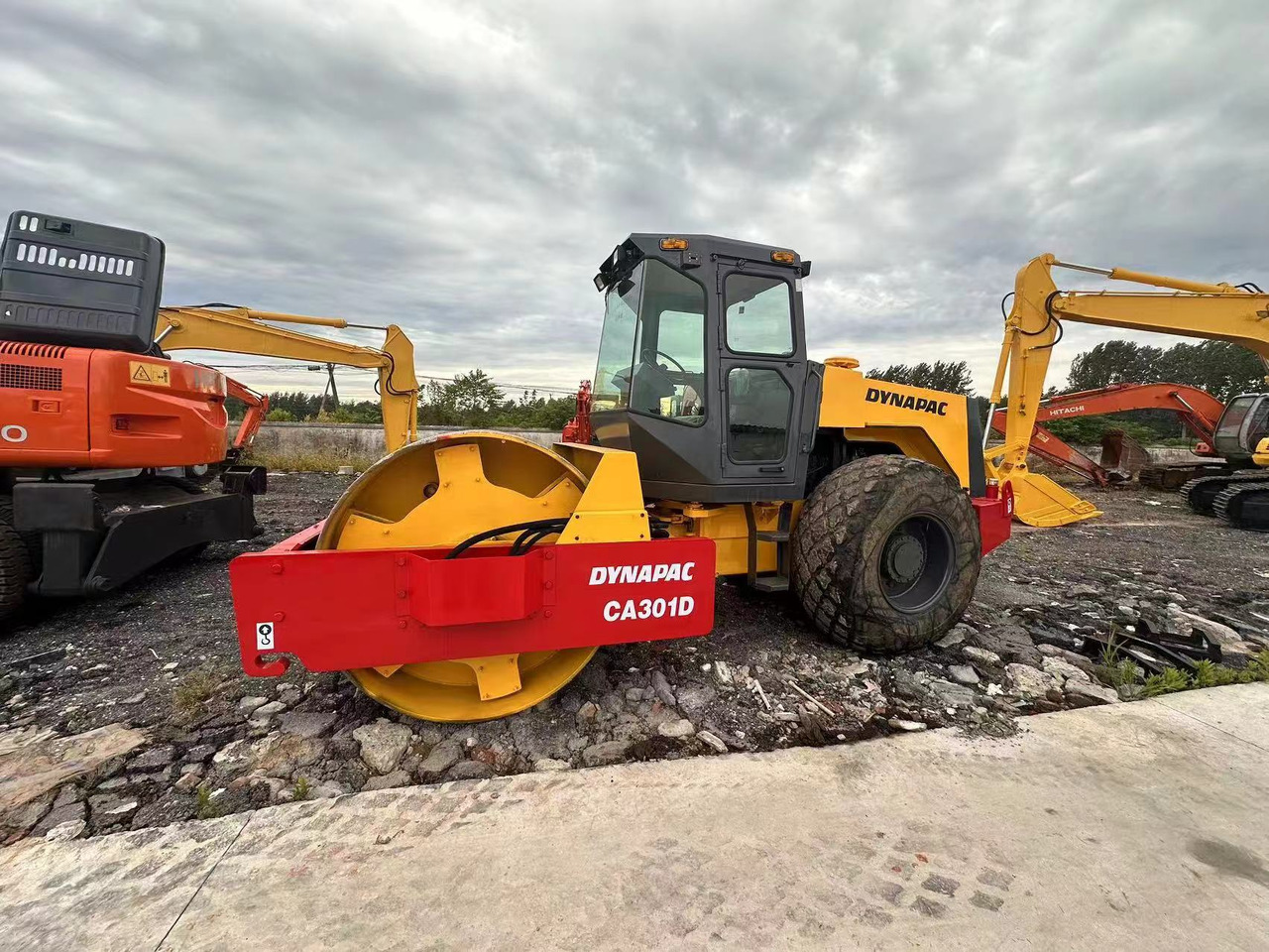 DYNAPAC CA301D - Rouleau compresseur: photos 1 DYNAPAC CA301D - Rouleau compresseur: photos 1