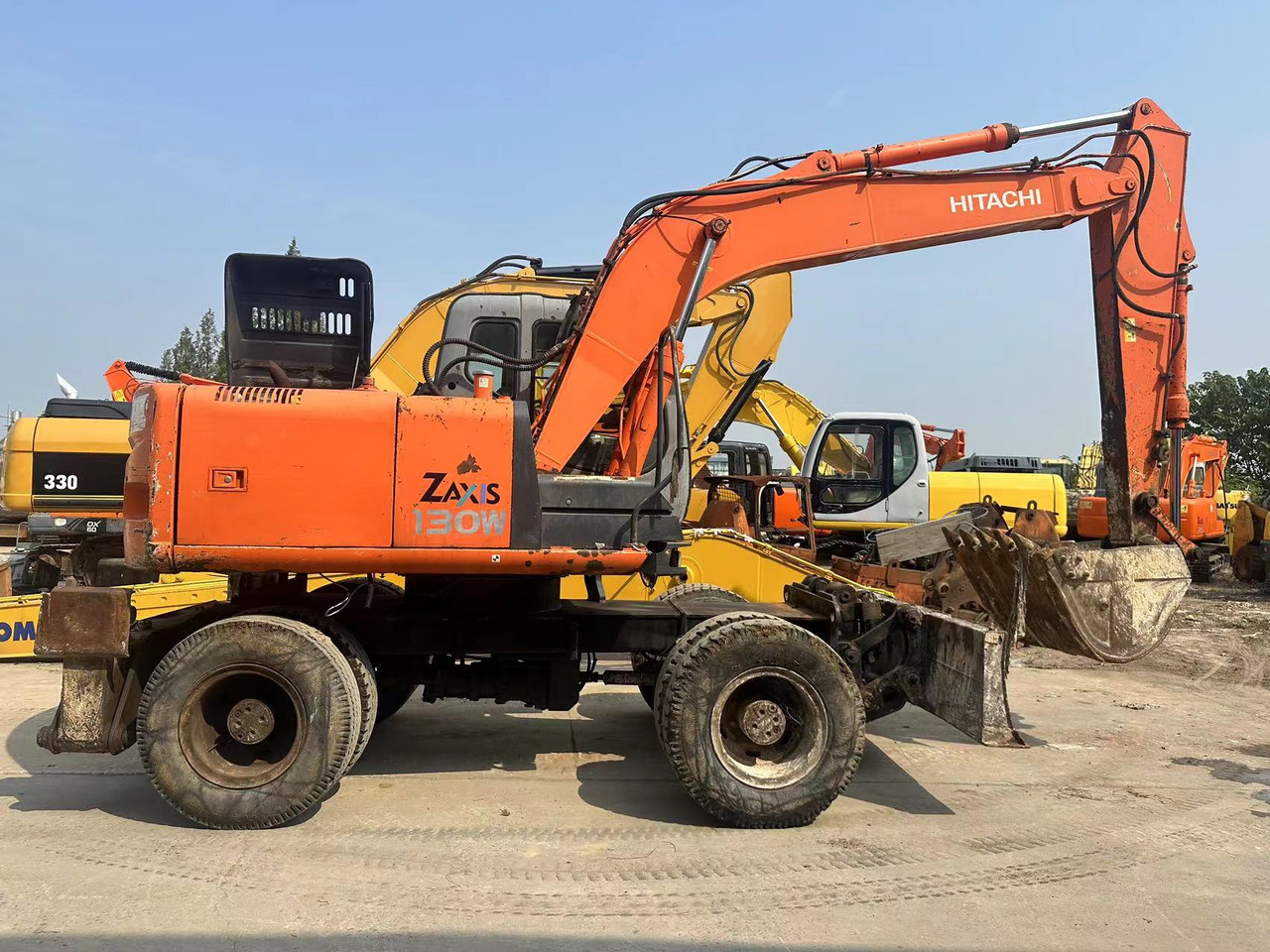 HITACHI ZX130 - Pelle sur pneus: photos 1 HITACHI ZX130 - Pelle sur pneus: photos 1