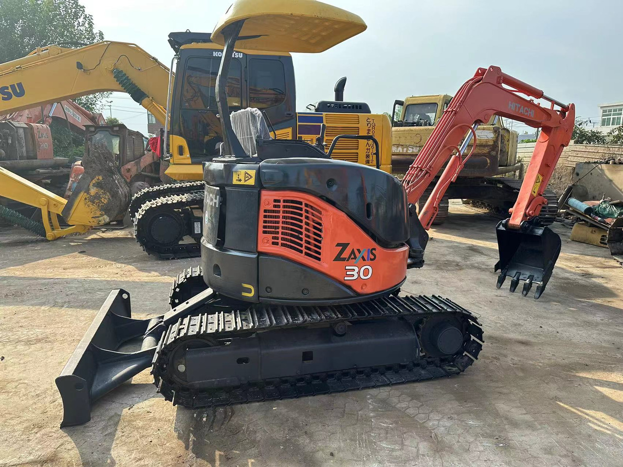 HITACHI ZX30 - Pelle sur chenille: photos 1 HITACHI ZX30 - Pelle sur chenille: photos 1