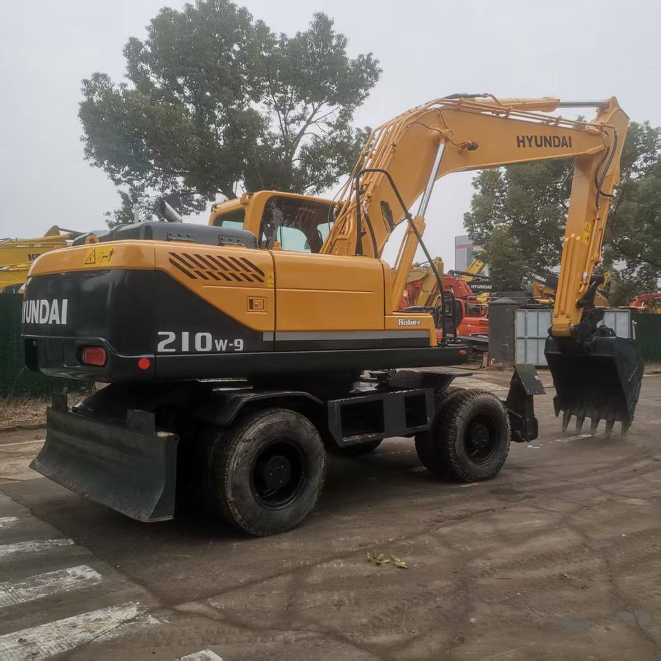 HYUNDAI R210W-9 - Pelle sur pneus: photos 2 HYUNDAI R210W-9 - Pelle sur pneus: photos 2