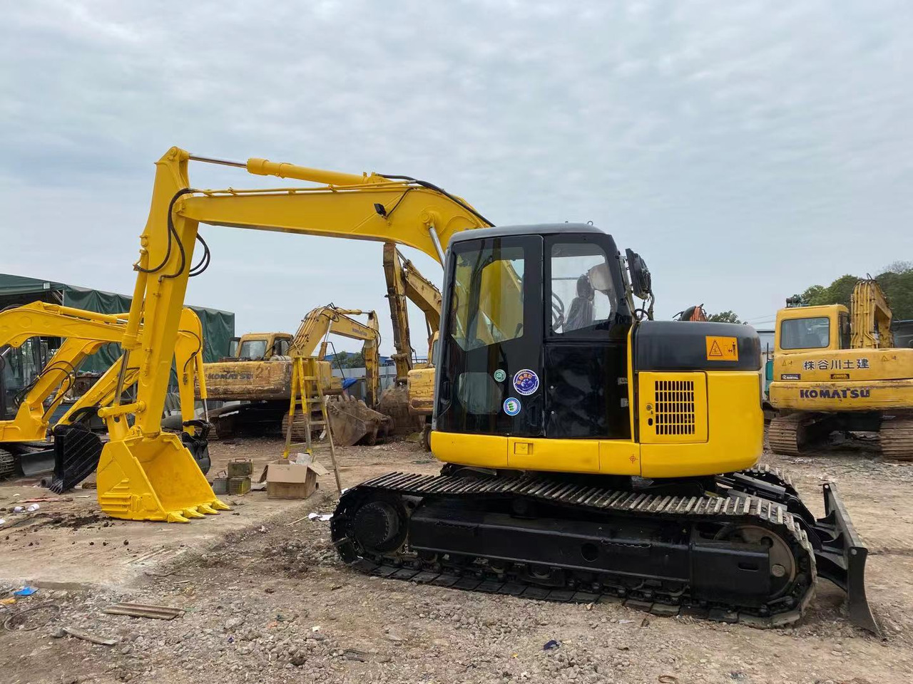 KOMATSU PC128US - Pelle sur chenille: photos 4 KOMATSU PC128US - Pelle sur chenille: photos 4