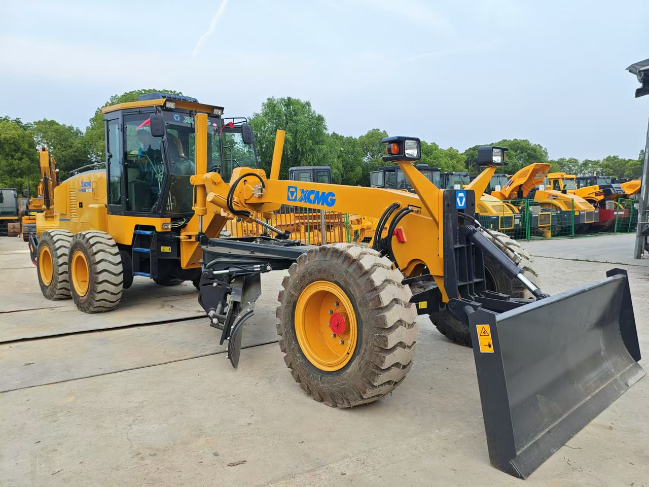 XCMG GR1803 - Niveleuse: photos 1 XCMG GR1803 - Niveleuse: photos 1