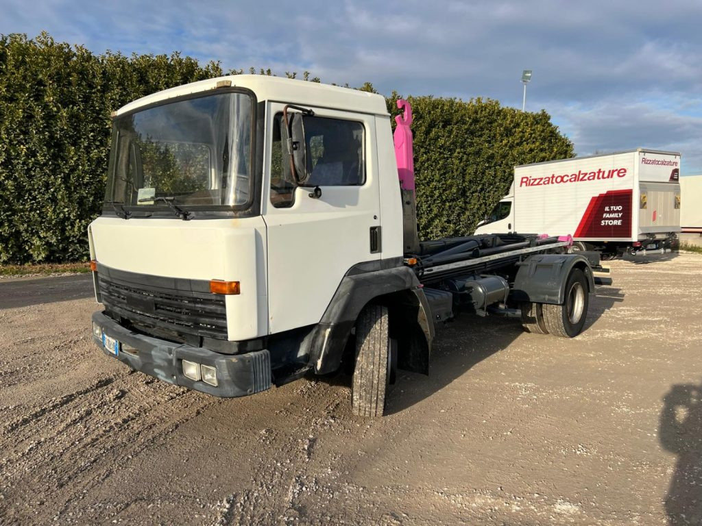 NISSAN 130/115 SCARRABILE - Camion ampliroll: photos 1 NISSAN 130/115 SCARRABILE - Camion ampliroll: photos 1