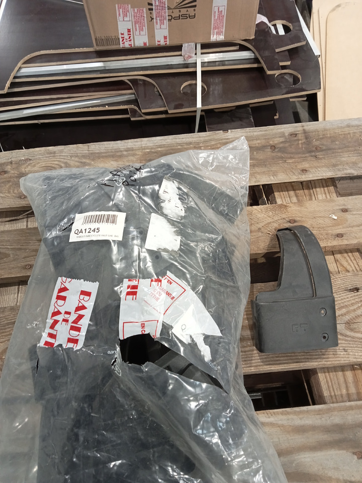 Trouillet EMBOUT PARE CYCLSTE HAUT GHE- BAS DROIT + GAUCHE - Carrosserie et extérieur: photos 1 Trouillet EMBOUT PARE CYCLSTE HAUT GHE- BAS DROIT + GAUCHE - Carrosserie et extérieur: photos 1