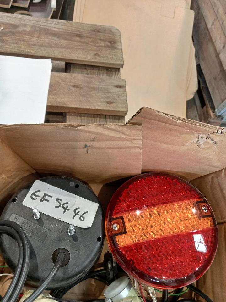 Trouillet FEU 3 FONCTIONS LED DROIT 810/09/10 - Feu arrière: photos 1 Trouillet FEU 3 FONCTIONS LED DROIT 810/09/10 - Feu arrière: photos 1