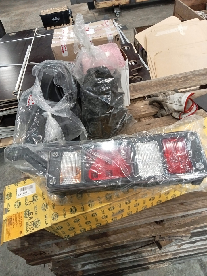 Trouillet FEU MODULAR HYBRID DROIT + GAUCHE - Feu arrière: photos 1 Trouillet FEU MODULAR HYBRID DROIT + GAUCHE - Feu arrière: photos 1