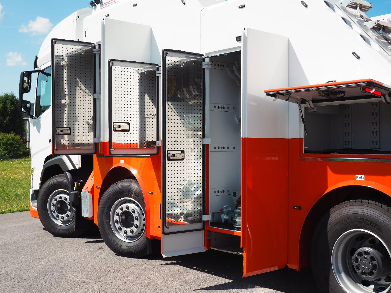 DAF XF 530 NEW T-REX DAF white - Remorqueuse: photos 3 DAF XF 530 NEW T-REX DAF white - Remorqueuse: photos 3