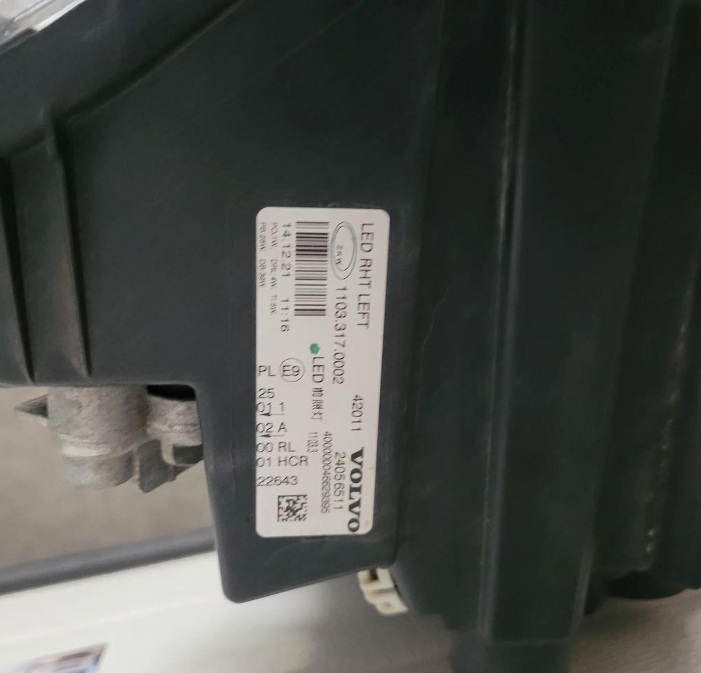 LAMPA LED LH VOLVO FH5 ORYGINAŁ 24056511 CHWALIM116 - Lumière/ Éclairage pour Camion: photos 4 LAMPA LED LH VOLVO FH5 ORYGINAŁ 24056511 CHWALIM116 - Lumière/ Éclairage pour Camion: photos 4