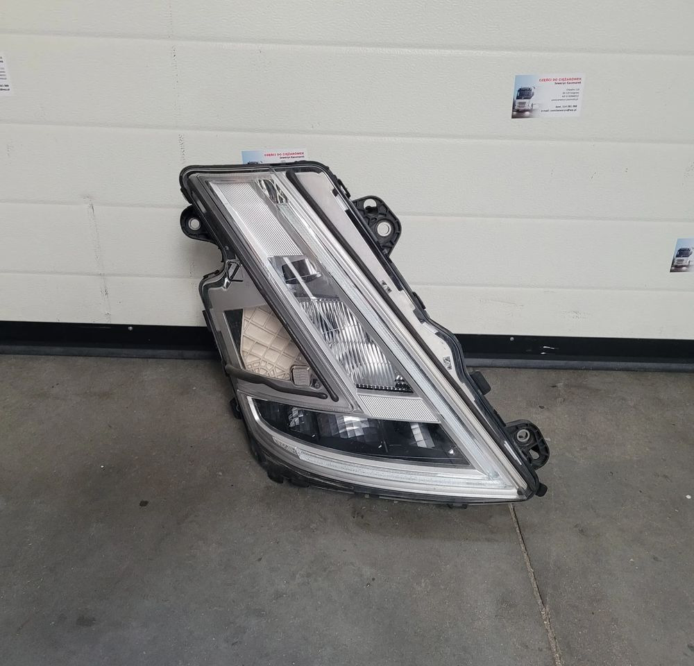 LAMPA LED RH. VOLVO FH5 23752678 ORYGINAŁ CHWALIM116 - Lumière/ Éclairage pour Camion: photos 1 LAMPA LED RH. VOLVO FH5 23752678 ORYGINAŁ CHWALIM116 - Lumière/ Éclairage pour Camion: photos 1