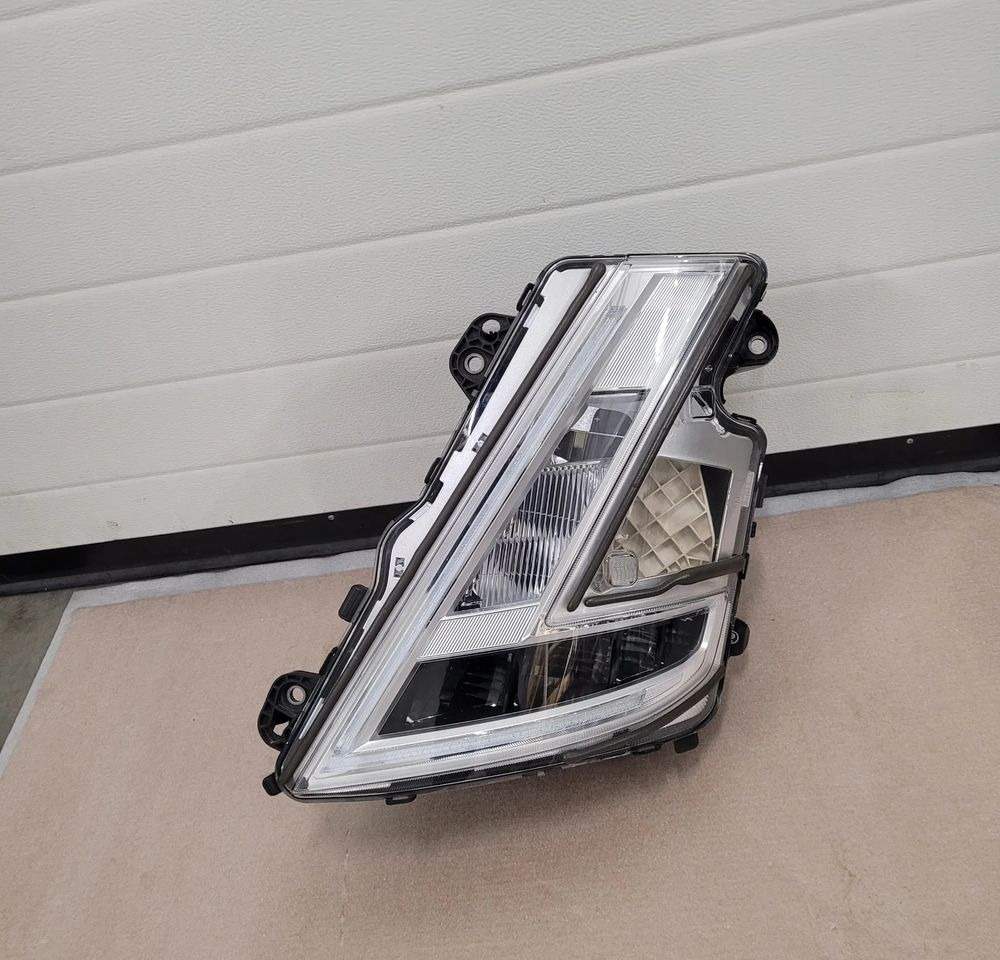 LAMPA LED VOLVO FH5 ORYGINAŁ LH. 23752680 - Lumière/ Éclairage pour Camion: photos 1 LAMPA LED VOLVO FH5 ORYGINAŁ LH. 23752680 - Lumière/ Éclairage pour Camion: photos 1