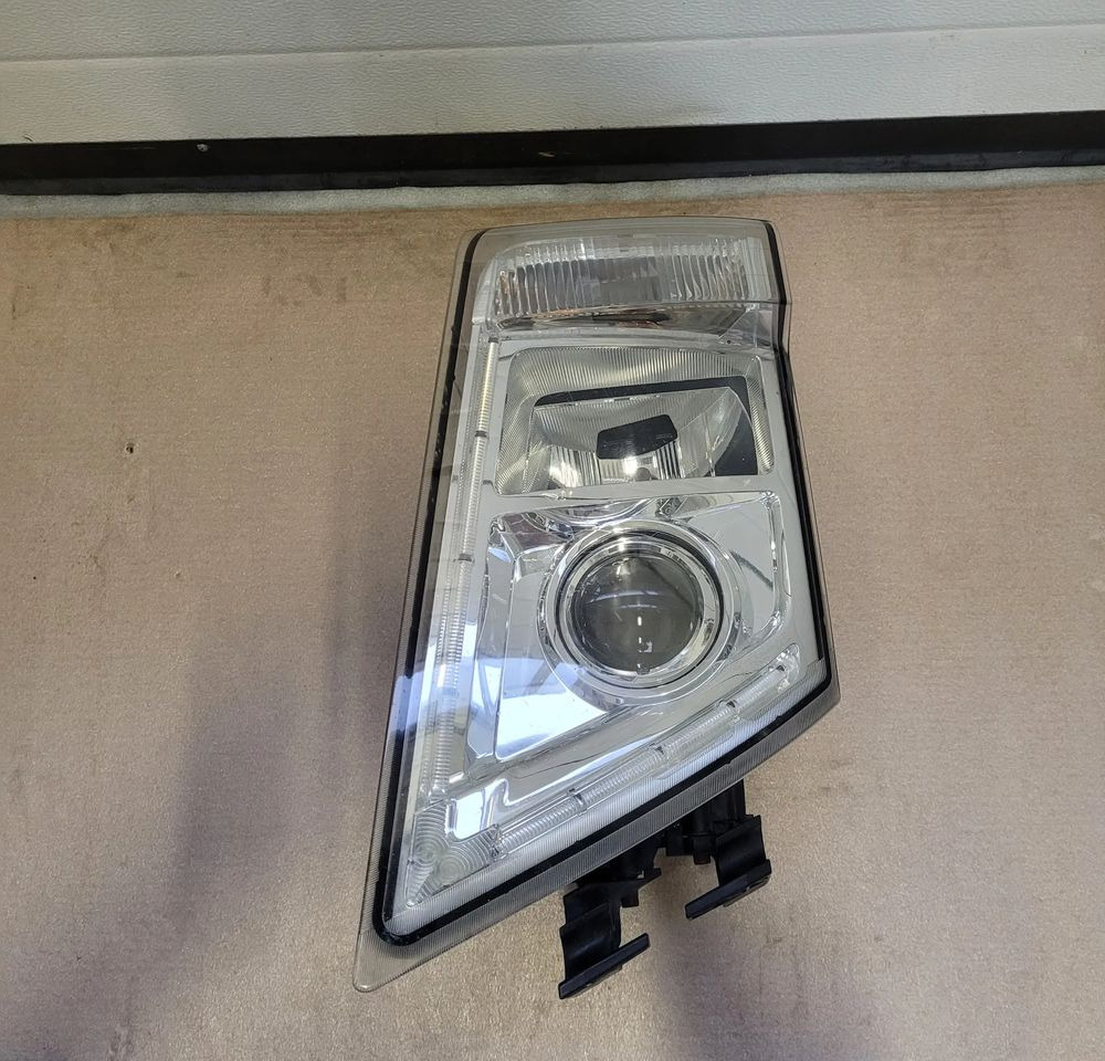 LAMPA XENON LH VOLVO FH 13 ORYGINAŁ - Lumière/ Éclairage: photos 2 LAMPA XENON LH VOLVO FH 13 ORYGINAŁ - Lumière/ Éclairage: photos 2