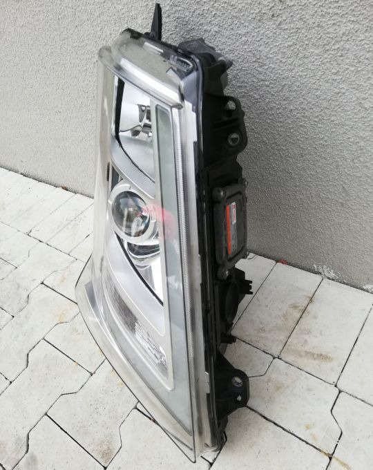 LAMPA XENON VOLVO FH4 FH 4 FM RH ORYGINAŁ - Feu avant pour Camion: photos 2 LAMPA XENON VOLVO FH4 FH 4 FM RH ORYGINAŁ - Feu avant pour Camion: photos 2