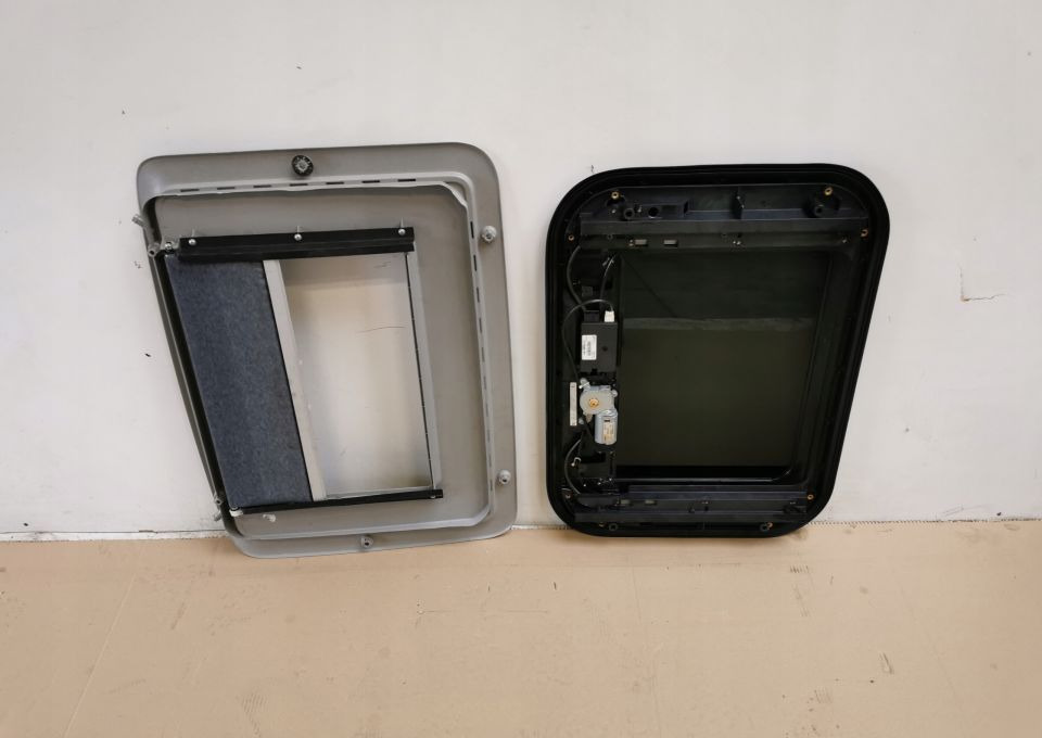 SZYBERDACH VOLVO FH 12 13 ORYGINAŁ 20379286 - Carrosserie et extérieur pour Camion: photos 2 SZYBERDACH VOLVO FH 12 13 ORYGINAŁ 20379286 - Carrosserie et extérieur pour Camion: photos 2