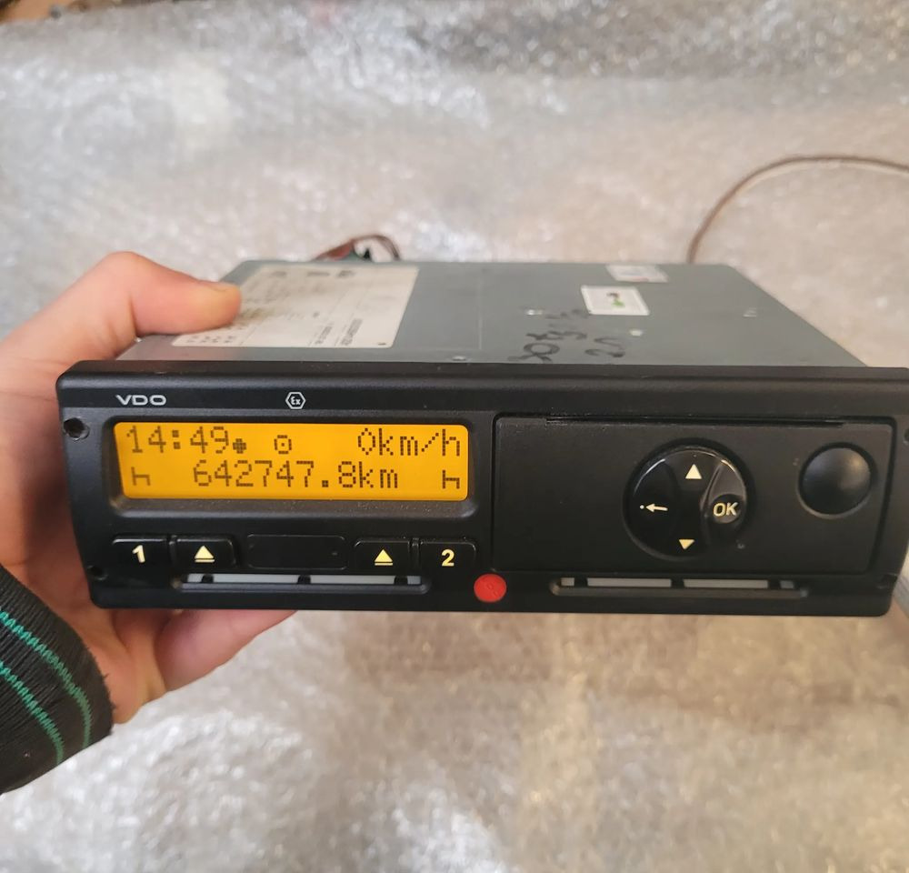 TACHOGRAF MERCEDES ACTROS A0014469033 R.2.0 - Chronotachygraphe pour Camion: photos 1 TACHOGRAF MERCEDES ACTROS A0014469033 R.2.0 - Chronotachygraphe pour Camion: photos 1