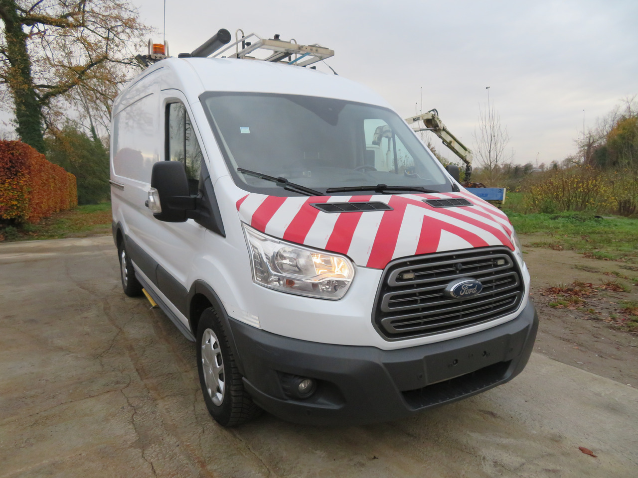 Ford Transit 2.0TDCi - L2H2 - Fourgon utilitaire: photos 1 Ford Transit 2.0TDCi - L2H2 - Fourgon utilitaire: photos 1