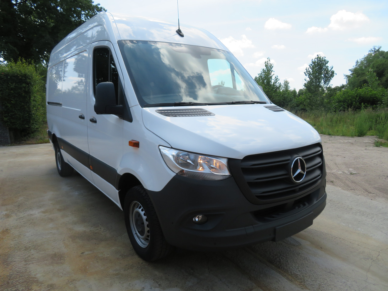 MERCEDES-BENZ Sprinter 317cdi - A2H2 - Fourgon utilitaire: photos 1 MERCEDES-BENZ Sprinter 317cdi - A2H2 - Fourgon utilitaire: photos 1