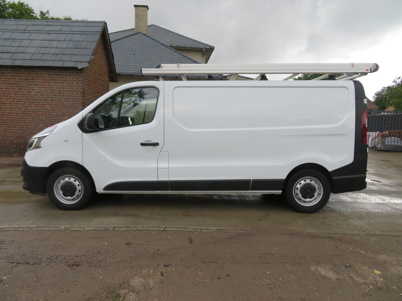 RENAULT Trafic 2.0dCi - L2H1 - Fourgonnette: photos 4 RENAULT Trafic 2.0dCi - L2H1 - Fourgonnette: photos 4