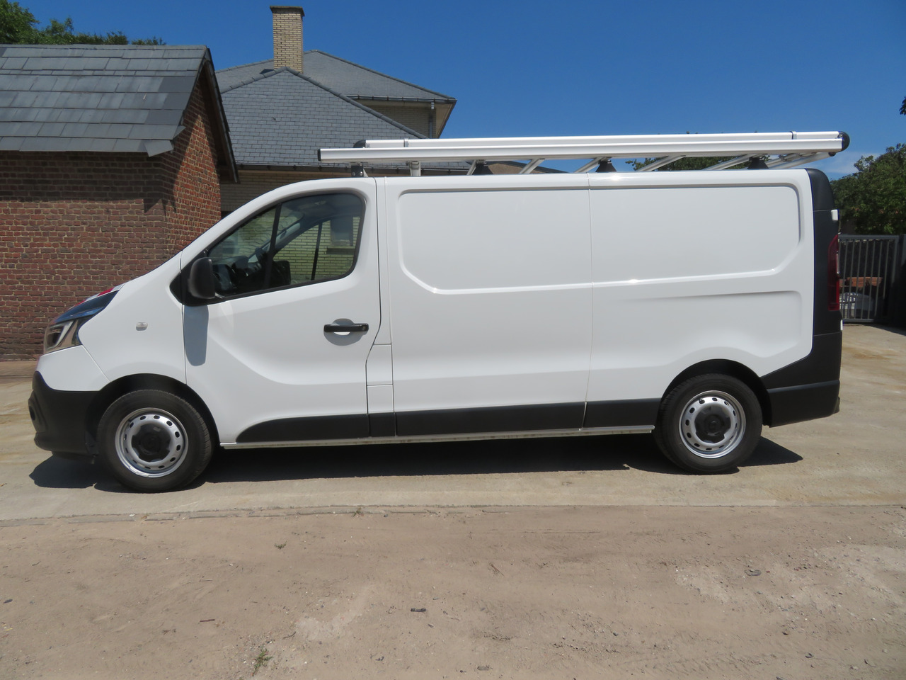 RENAULT Trafic 2.0dCi - L2H1 - Fourgonnette: photos 4 RENAULT Trafic 2.0dCi - L2H1 - Fourgonnette: photos 4
