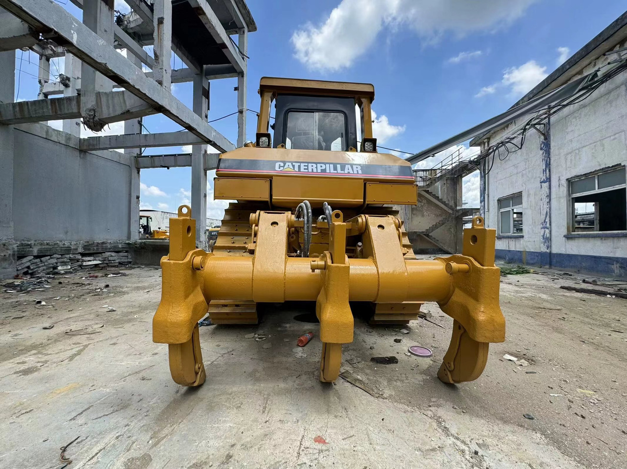 CATERPILLAR D8R - Engins de chantier: photos 1 CATERPILLAR D8R - Engins de chantier: photos 1