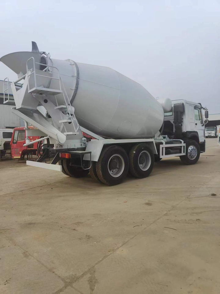 HOWO 375 Cement Mixer Truck 6*4 - Camion malaxeur: photos 5 HOWO 375 Cement Mixer Truck 6*4 - Camion malaxeur: photos 5