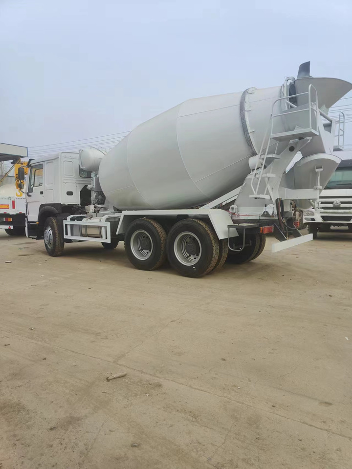 HOWO 375 Cement Mixer Truck 6*4 - Camion malaxeur: photos 4 HOWO 375 Cement Mixer Truck 6*4 - Camion malaxeur: photos 4