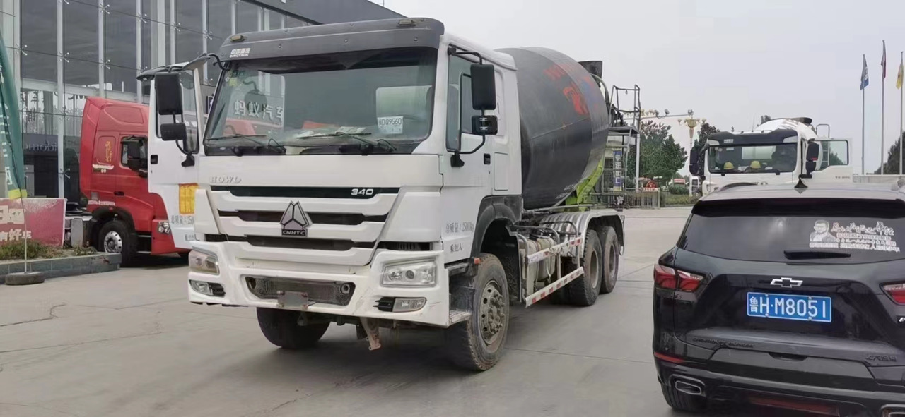 HOWO 6*4 Cement Mixer Truck - Camion malaxeur: photos 1 HOWO 6*4 Cement Mixer Truck - Camion malaxeur: photos 1