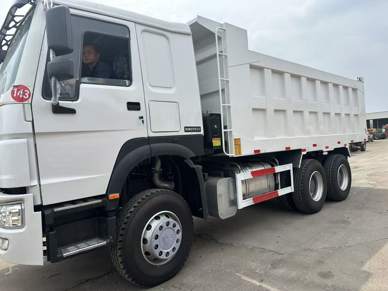 HOWO Howo Dump truck 6✖4 White - Camion benne: photos 2 HOWO Howo Dump truck 6✖4 White - Camion benne: photos 2