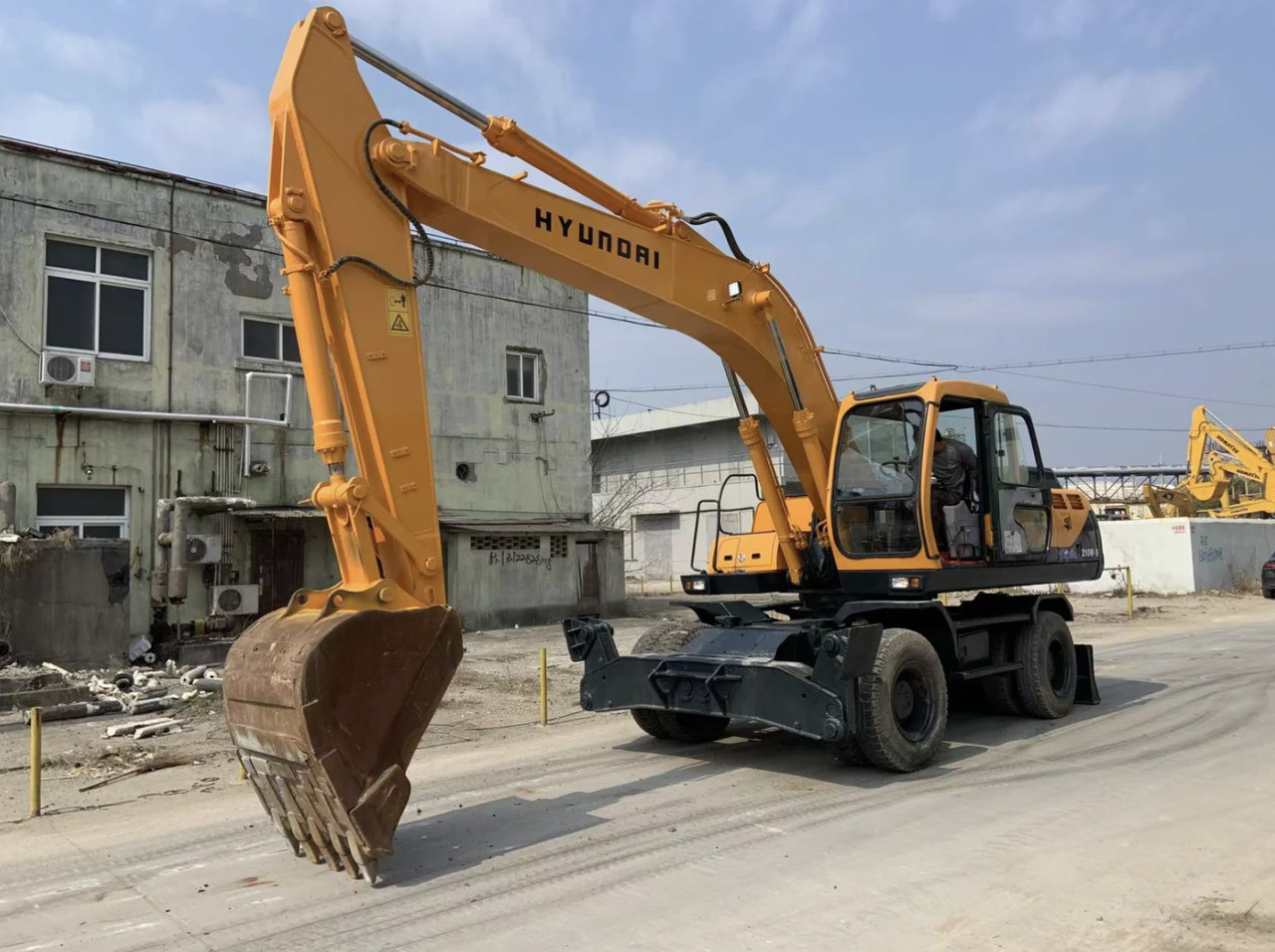 HYUNDAI R210W-9 - Chargeuse sur pneus: photos 3 HYUNDAI R210W-9 - Chargeuse sur pneus: photos 3
