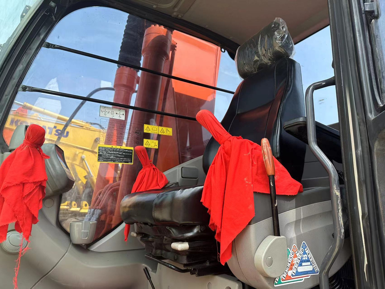 Hitachi ZX200 Excavator Click for Discount - Pelle sur chenille: photos 2 Hitachi ZX200 Excavator Click for Discount - Pelle sur chenille: photos 2