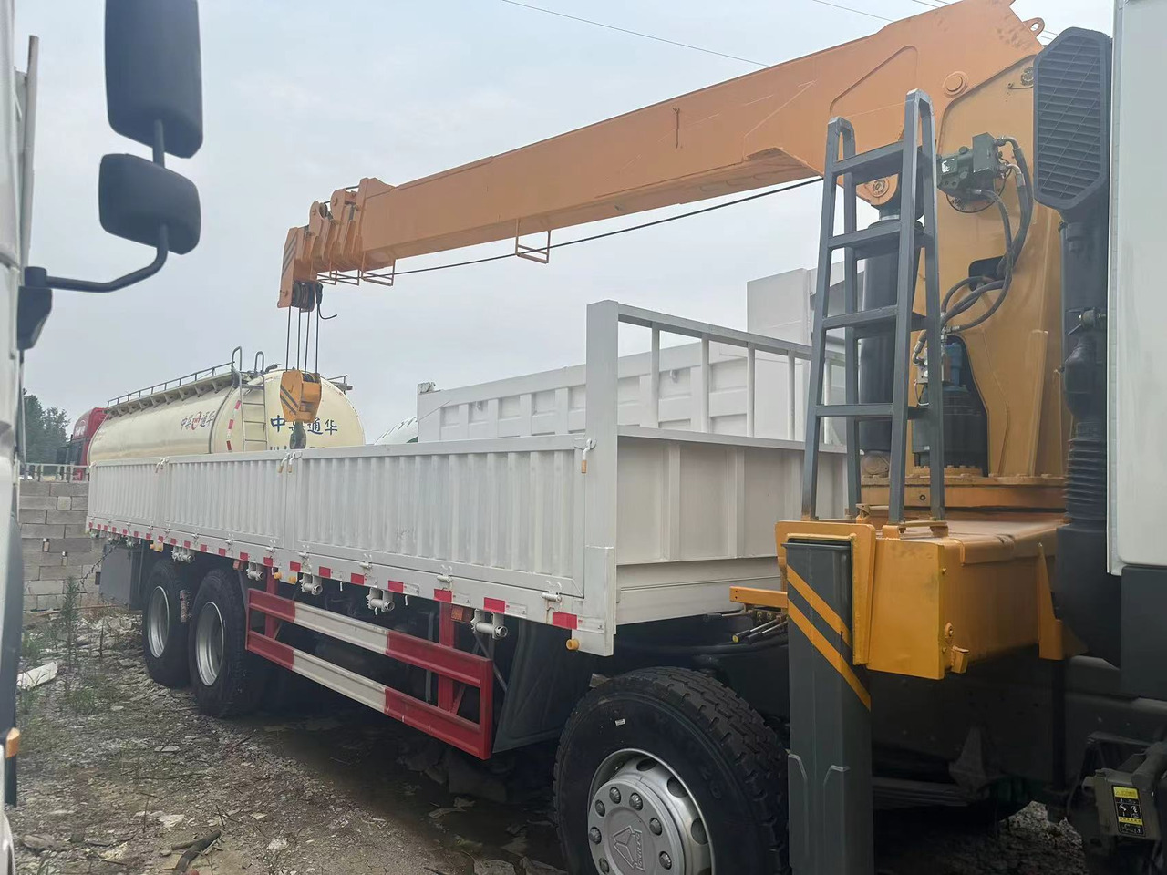 SINOTRUK HOWO 375 8X4 12TONS CLICK HERE FOR DISCOUNT - Camion grue: photos 2 SINOTRUK HOWO 375 8X4 12TONS CLICK HERE FOR DISCOUNT - Camion grue: photos 2
